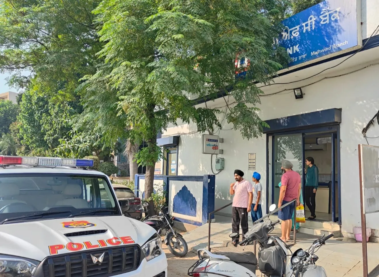 ਮੁਲਾਜ਼ਮਾਂ ਨੂੰ ਬੰਦੀ ਬਣਾ ਕੇ ਐੱਚਡੀਐੱਫਸੀ ਬੈਂਕ ਵਿੱਚੋਂ 25 ਲੱਖ ਰੁਪਏ ਲੁੱਟੇ