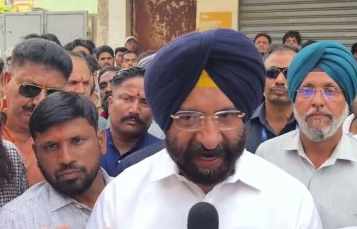 ਮੰਤਰੀ ਮਨਜਿੰਦਰ ਸਿੰਘ ਸਿਰਸਾ ਪੱਤਰਕਾਰਾਂ ਨਾਲ ਗੱਲਬਾਤ ਕਰਦੇ ਹੋਏ