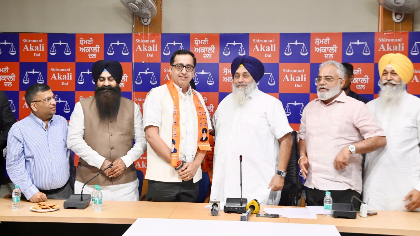 ਸ਼੍ਰੋਮਣੀ ਅਕਾਲੀ ਦਲ ਨੂੰ ਵੱਡਾ ਹੁਲਾਰਾ ਭਾਜਪਾ ਦੇ ਸਾਬਕਾ ਮੰਤਰੀ ਸਤਪਾਲ ਗੋਸਾਈਂ ਦੇ ਪੋਤੇ ਅਮਿਤ ਗੁਸਾਈਂ ਪਾਰਟੀ ’ਚ ਹੋਏ ਸ਼ਾਮਲ